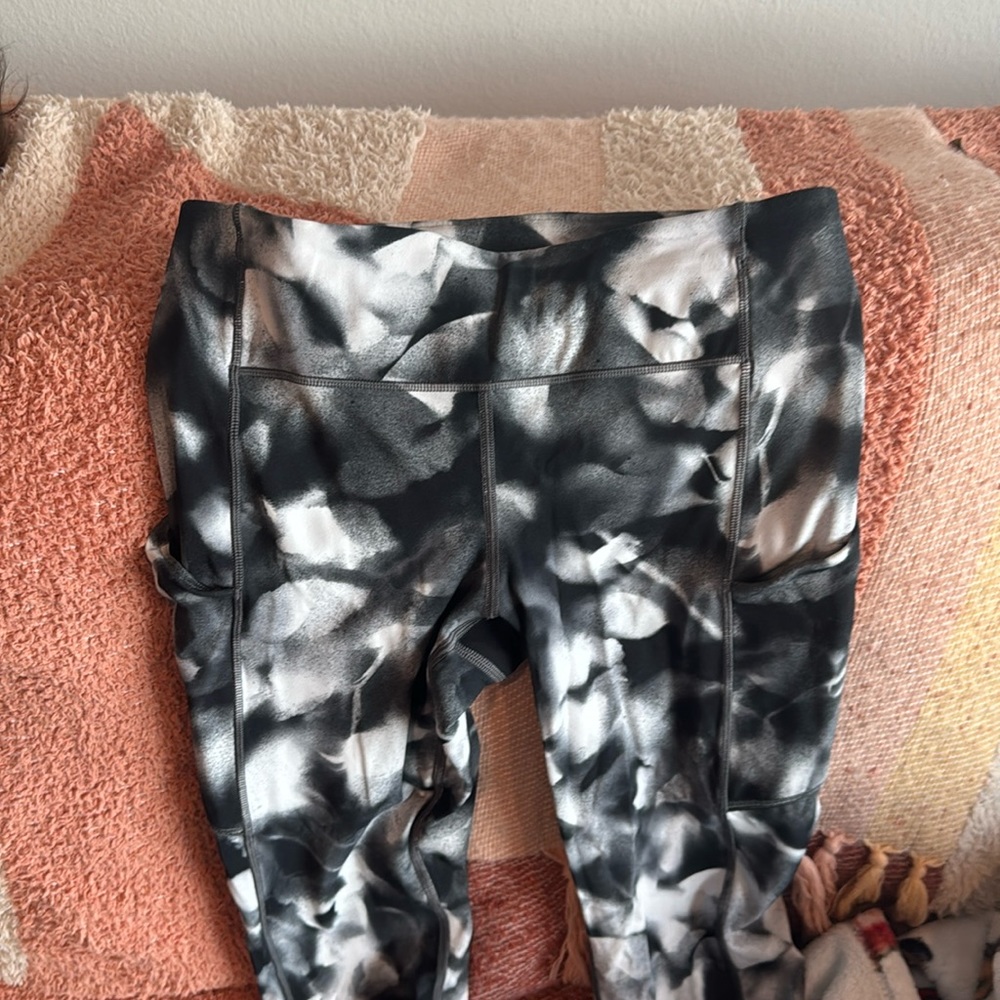 Women’s lululemon black and white capri workout pants with back zipper size 6